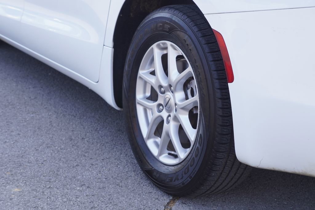 Used 2023 Chrysler Voyager LX image 9