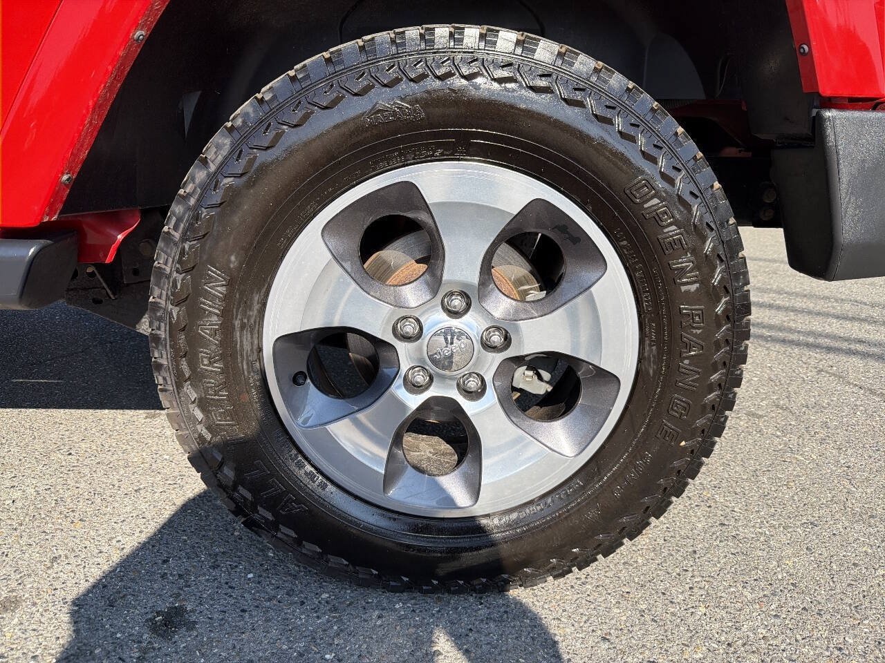 Used 2017 Jeep Wrangler Unlimited Sahara w/ Connectivity Group AWD/4WD image 3