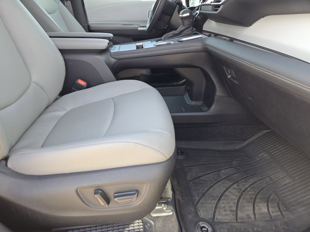 Used 2025 Toyota Sienna XLE w/ XLE Plus Package image 16