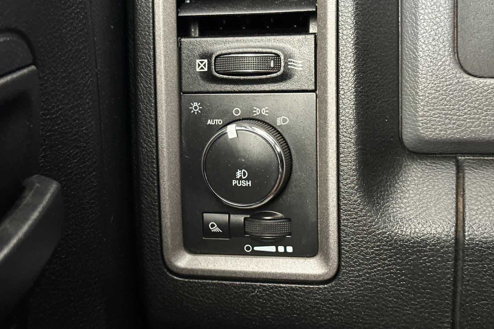 Used 2015 RAM 1500 Express RWD image 24