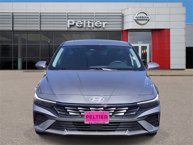 Used 2025 Hyundai Elantra SEL image 2