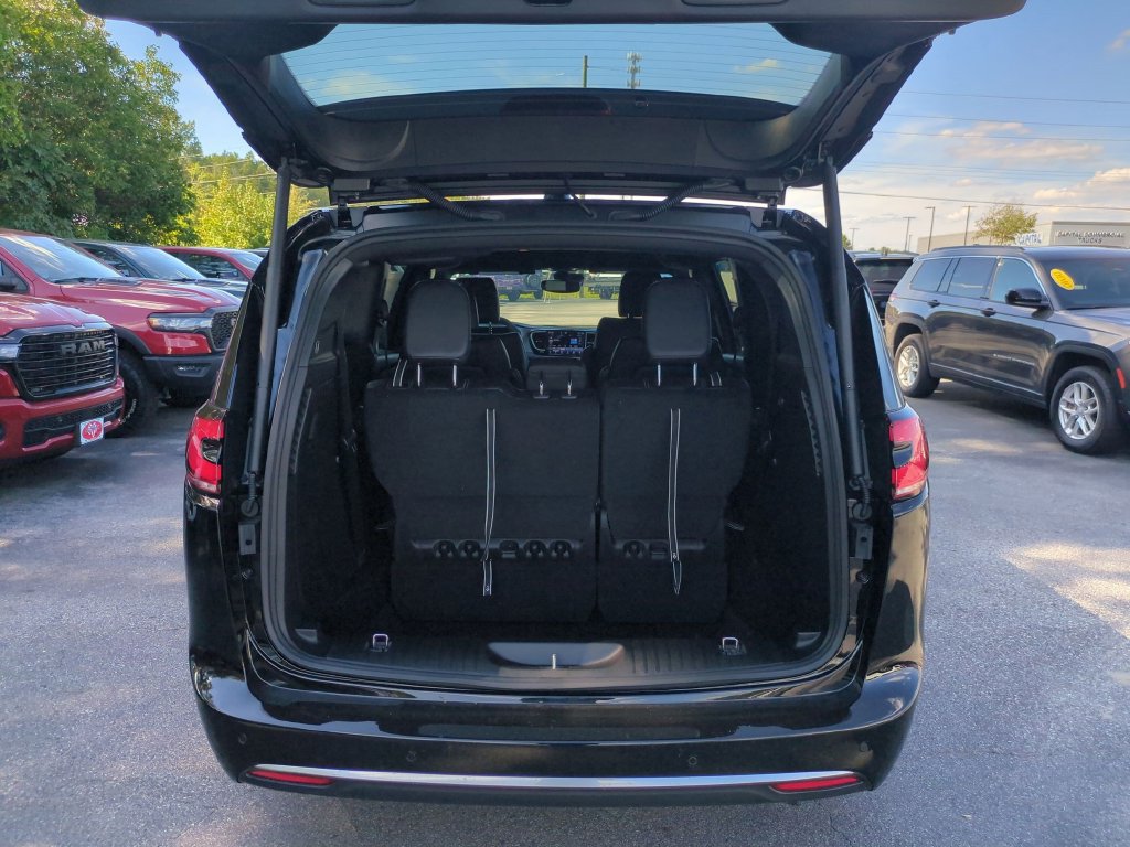 New 2027 Chrysler Pacifica Select FWD image 31