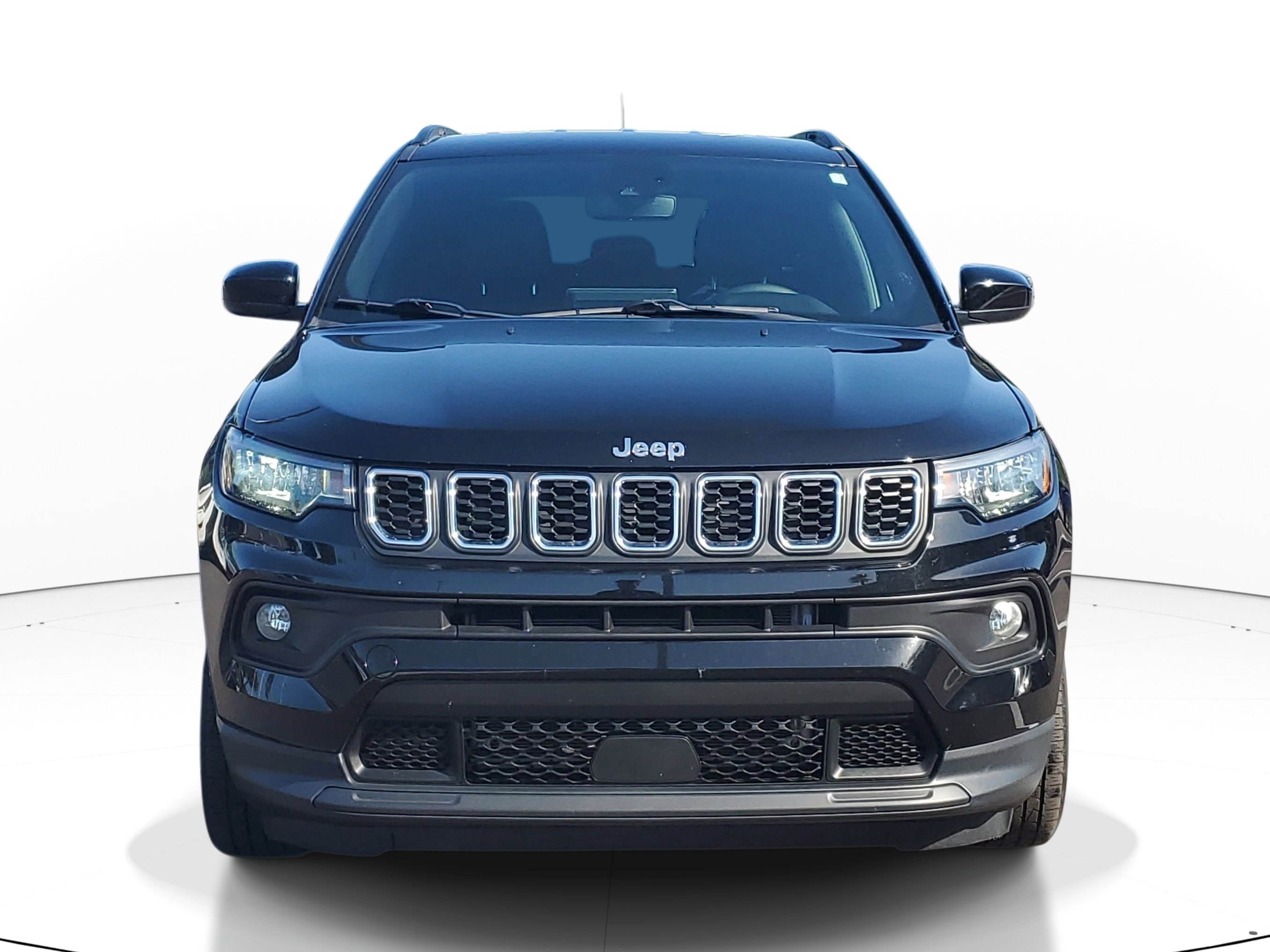 Used 2024 Jeep Compass Latitude AWD/4WD image 2