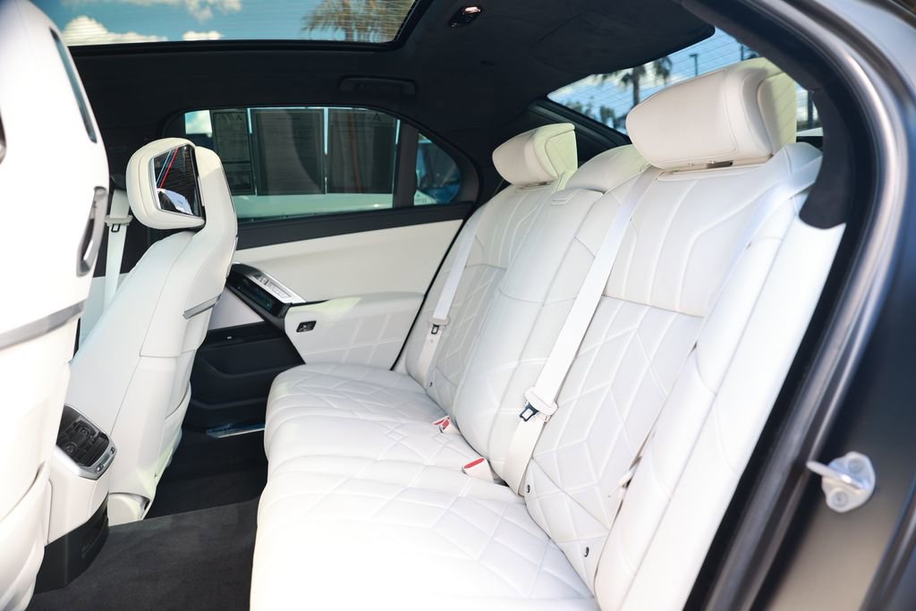 Used 2025 BMW i7 xDrive60 w/ Executive Package image 38