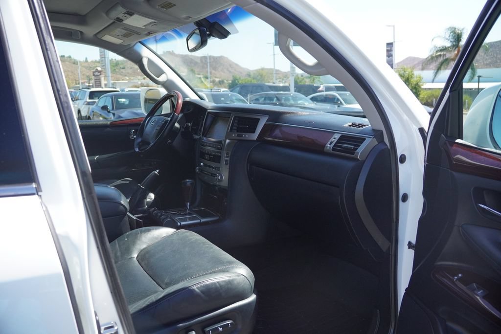 Used 2014 Lexus LX 570 4WD w/ Luxury Package image 31