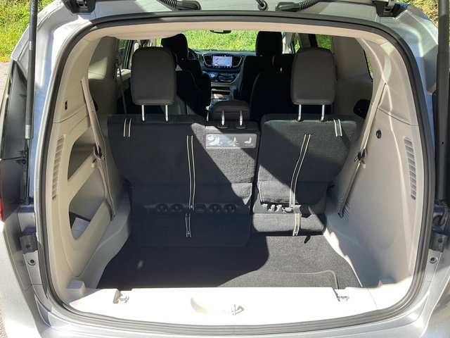 Used 2021 Chrysler Pacifica Touring-L w/ Premium & Safety Sphere Group FWD image 14
