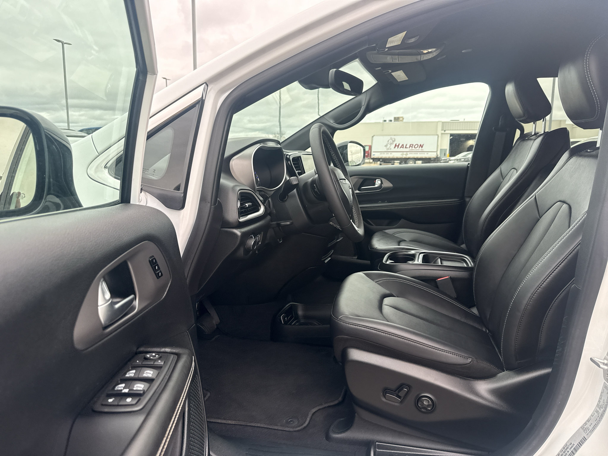 Used 2027 Chrysler Pacifica Select w/ Family Tech Group FWD image 4