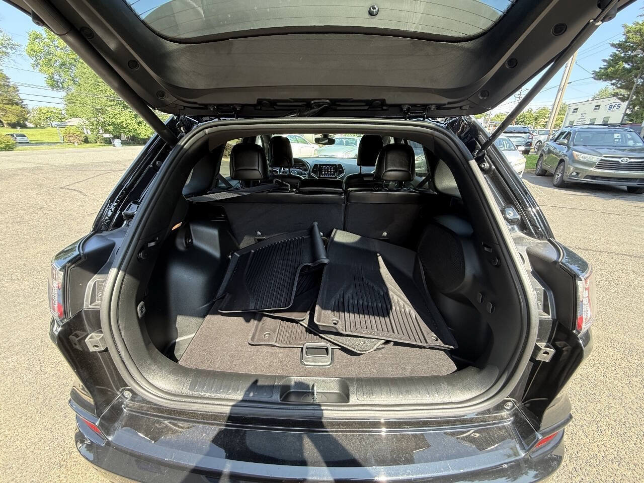Used 2019 Jeep Cherokee High Altitude AWD/4WD image 18