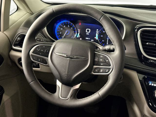 Used 2023 Chrysler Pacifica Touring-L image 28
