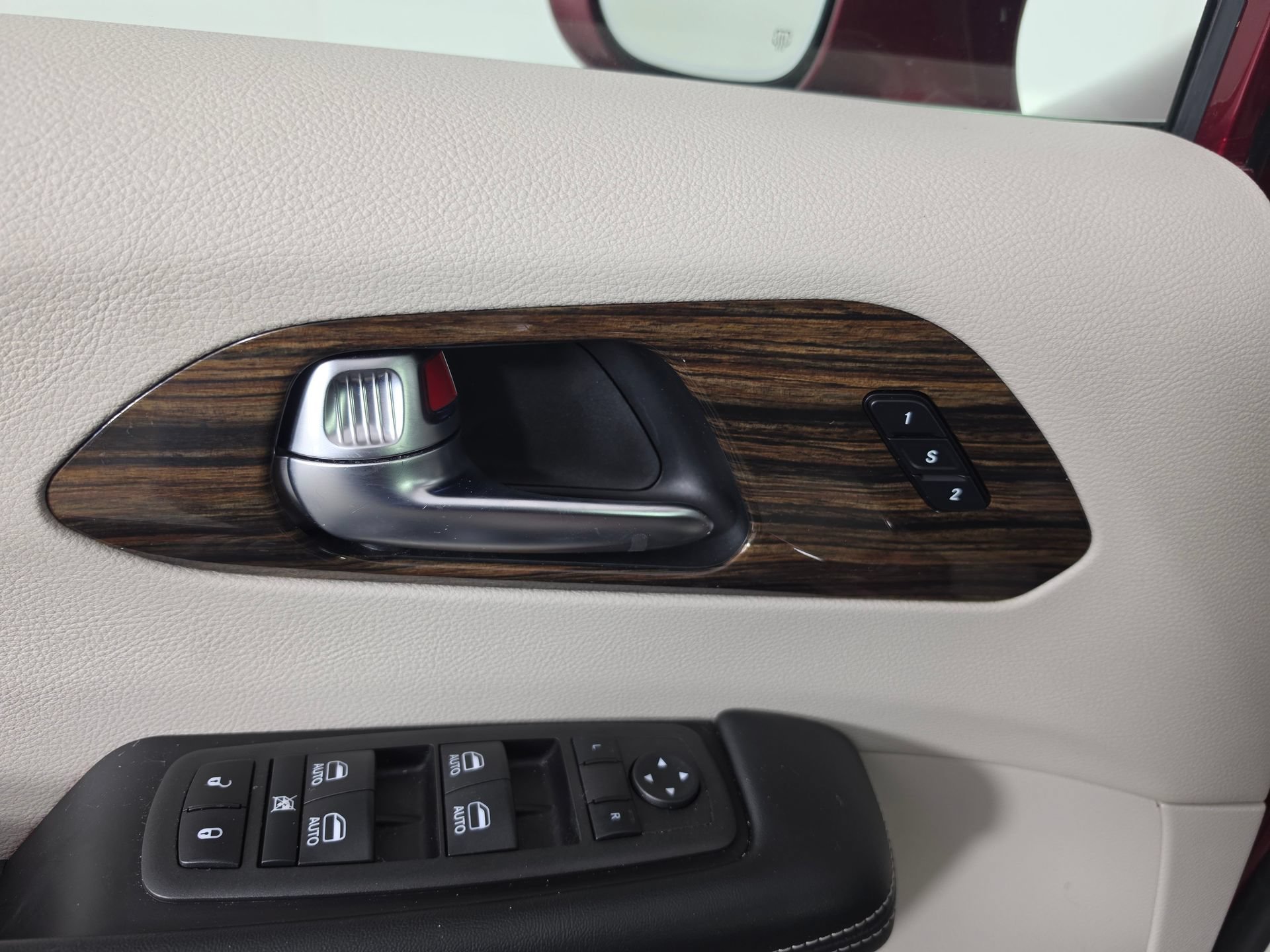 Used 2022 Chrysler Pacifica Limited w/ Uconnect Theater Family Group FWD image 19