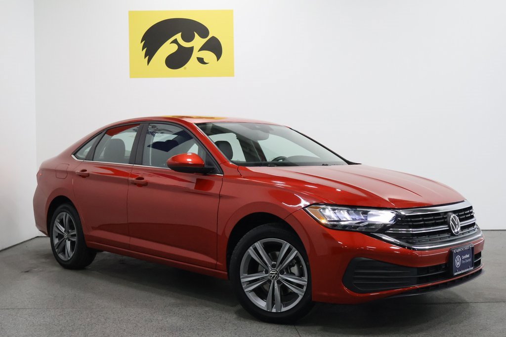 Used 2023 Volkswagen Jetta SE image 2