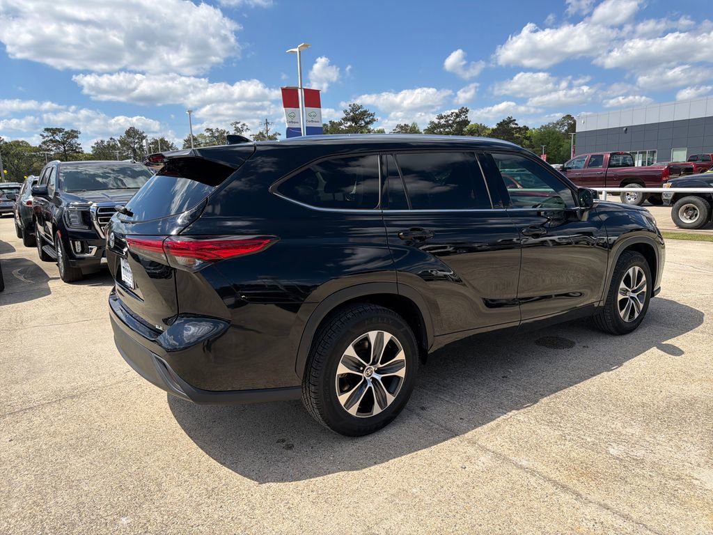 Used 2020 Toyota Highlander XLE FWD image 12