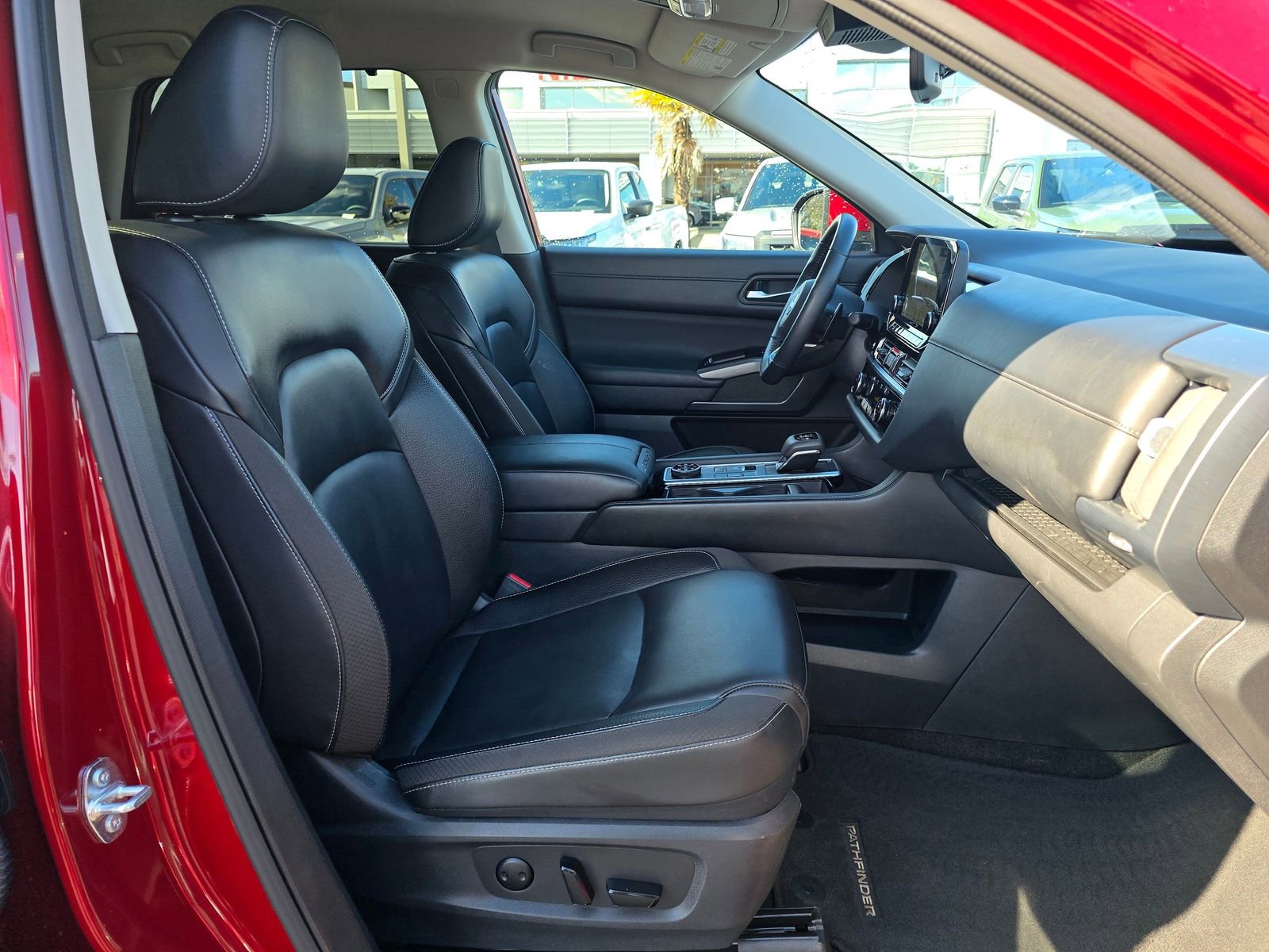Used 2025 Nissan Pathfinder SL AWD/4WD image 39