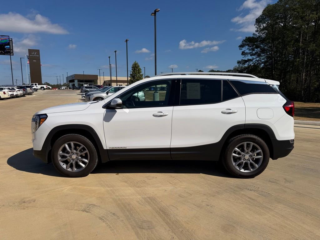 Used 2024 GMC Terrain SLT image 2