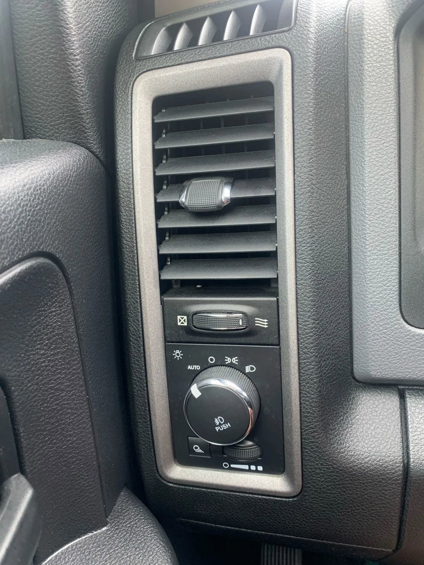 Used 2015 RAM 1500 Express image 28