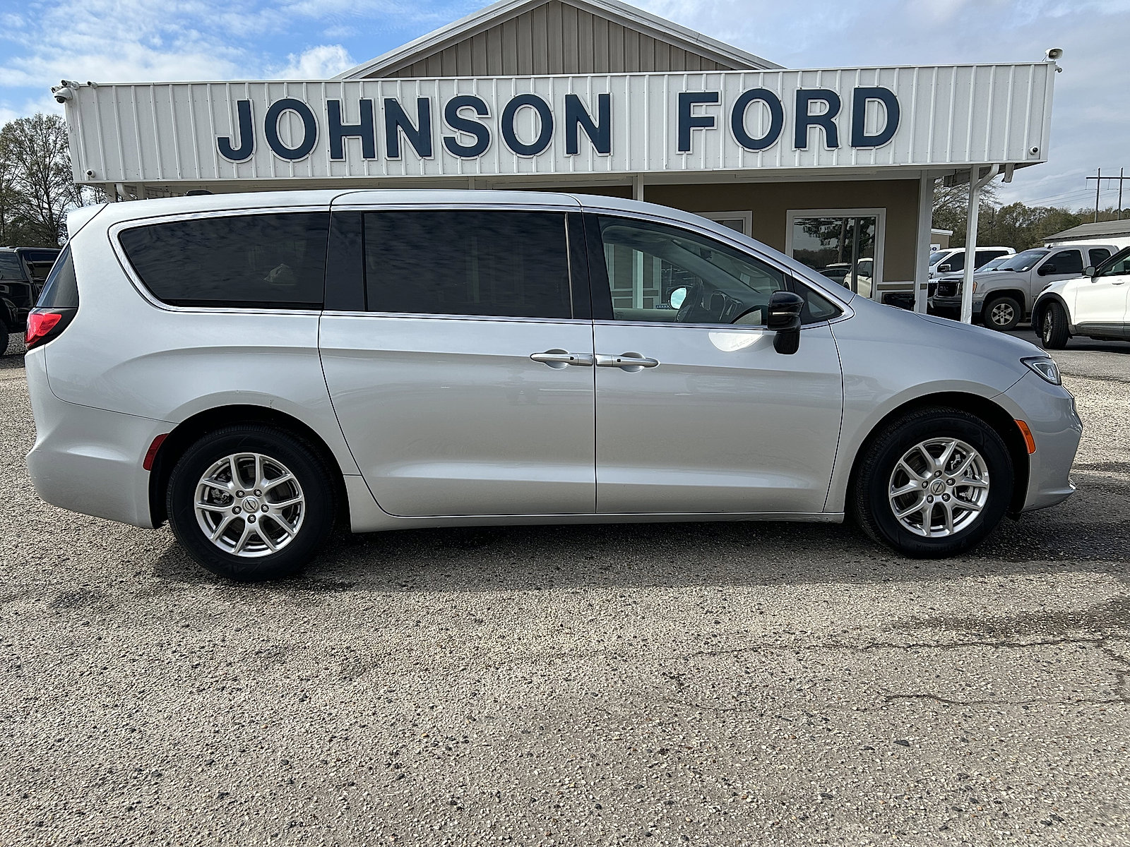 Used 2024 Chrysler Pacifica Touring-L image 3