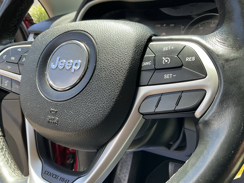 Used 2016 Jeep Cherokee Latitude FWD image 27