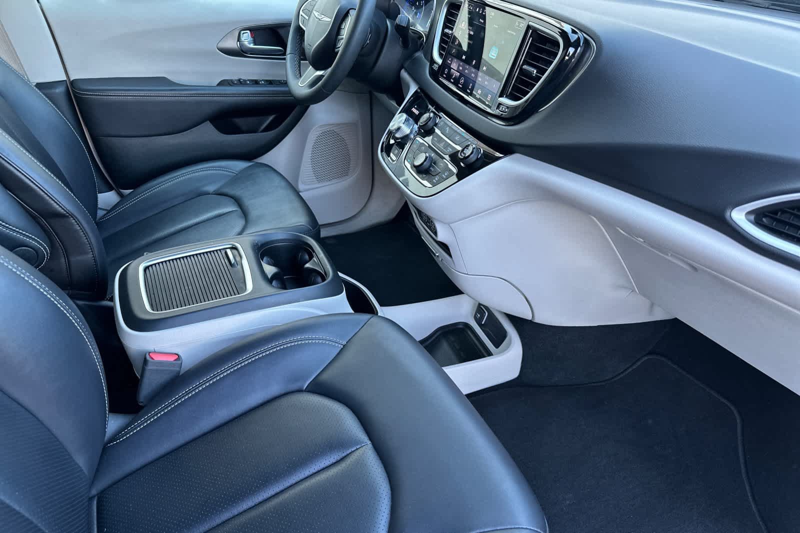Used 2024 Chrysler Pacifica Touring-L FWD image 18