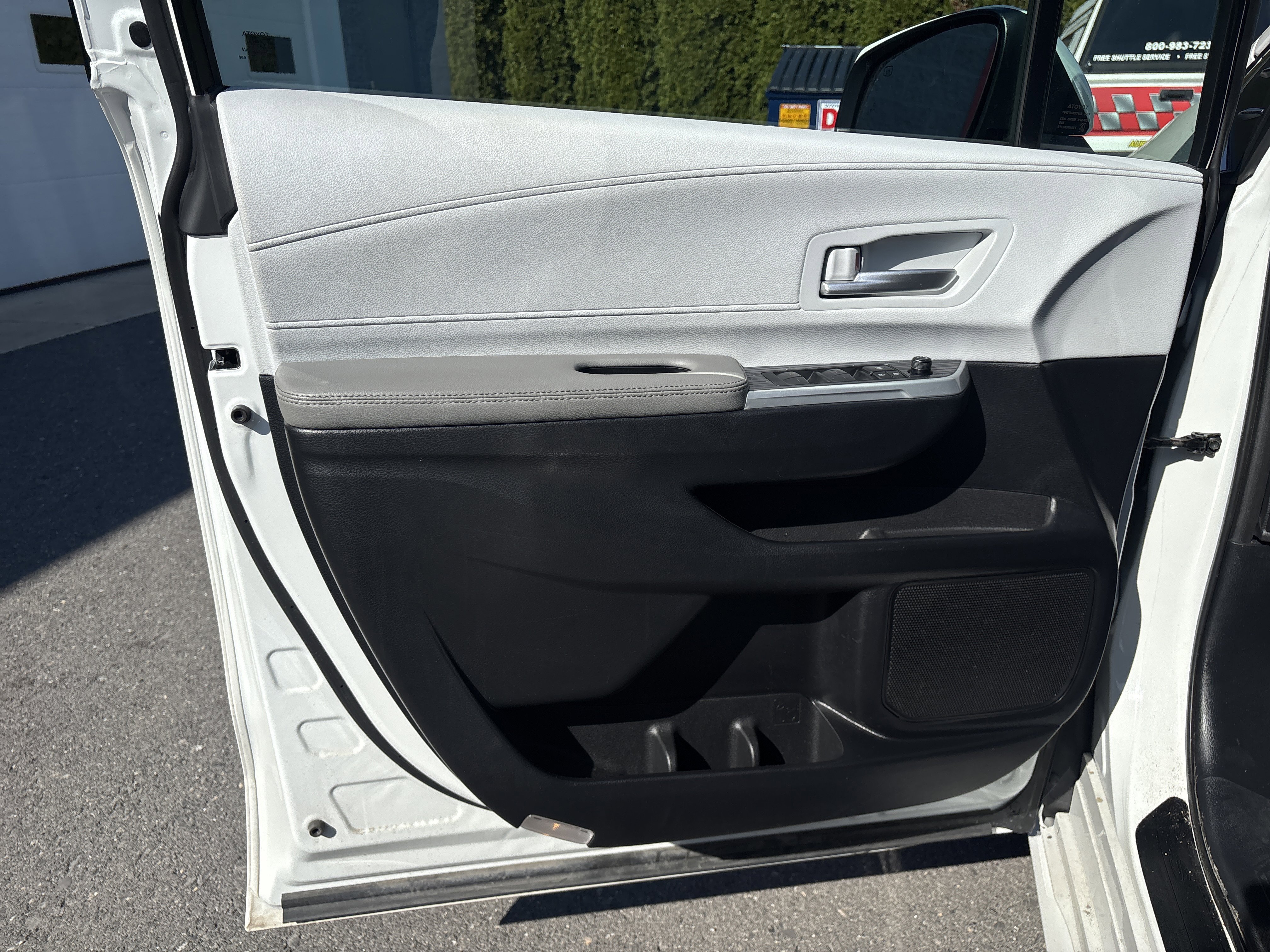 Used 2025 Toyota Sienna XLE image 17