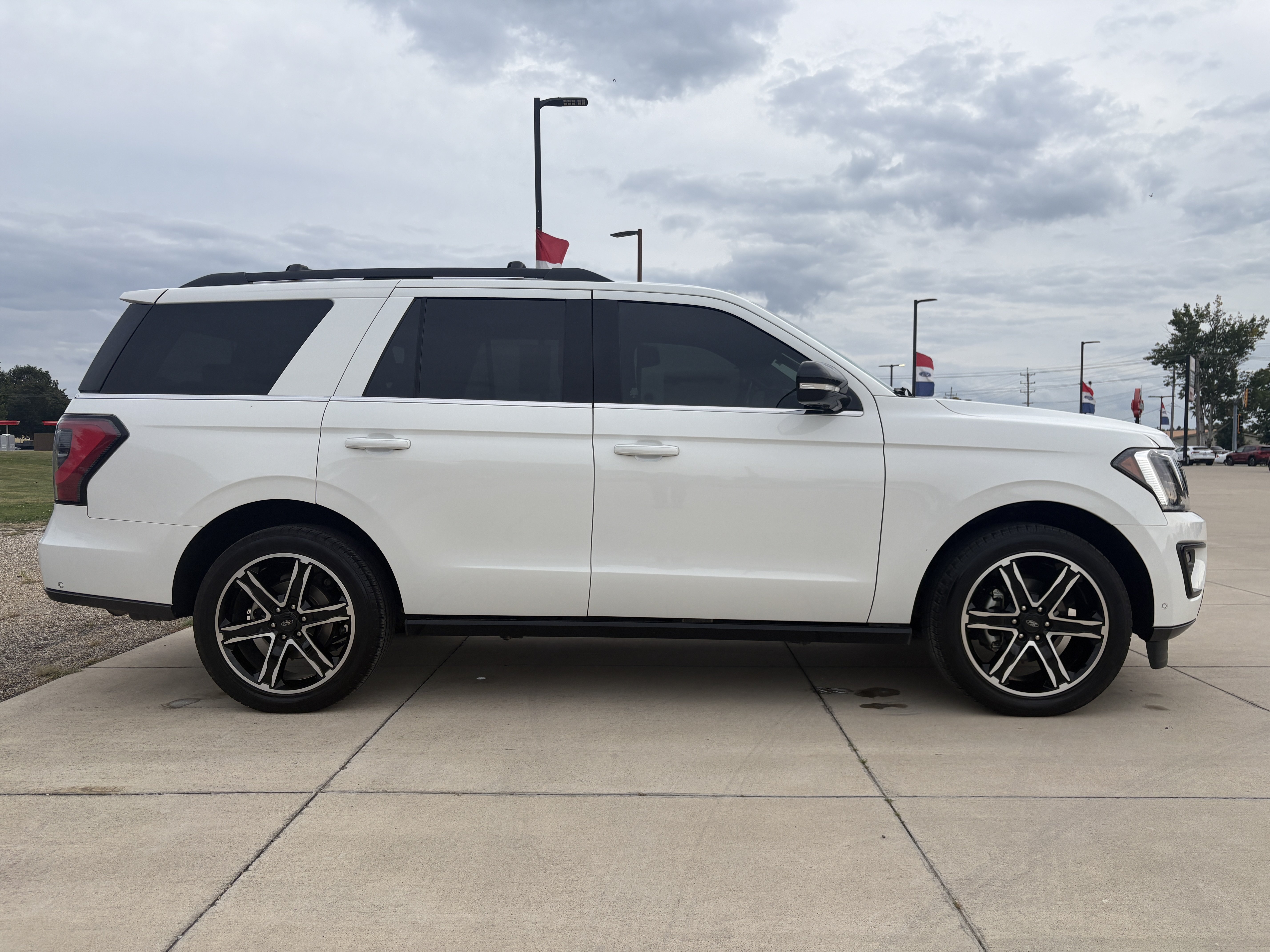 Used 2021 Ford Expedition Limited AWD/4WD image 5