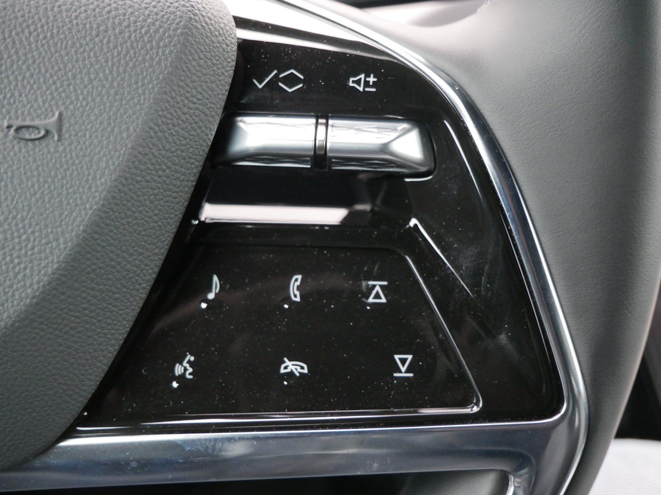 Used 2026 Cadillac Vistiq Luxury w/ LPO, Floor Liner Package AWD/4WD image 26