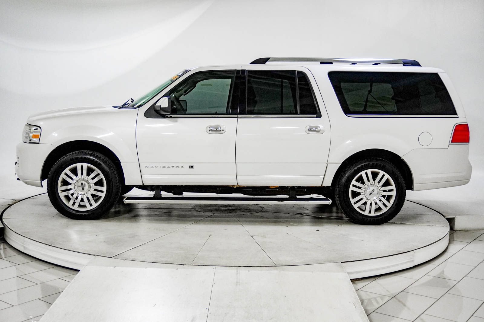 Used 2011 Lincoln Navigator L 4WD image 4