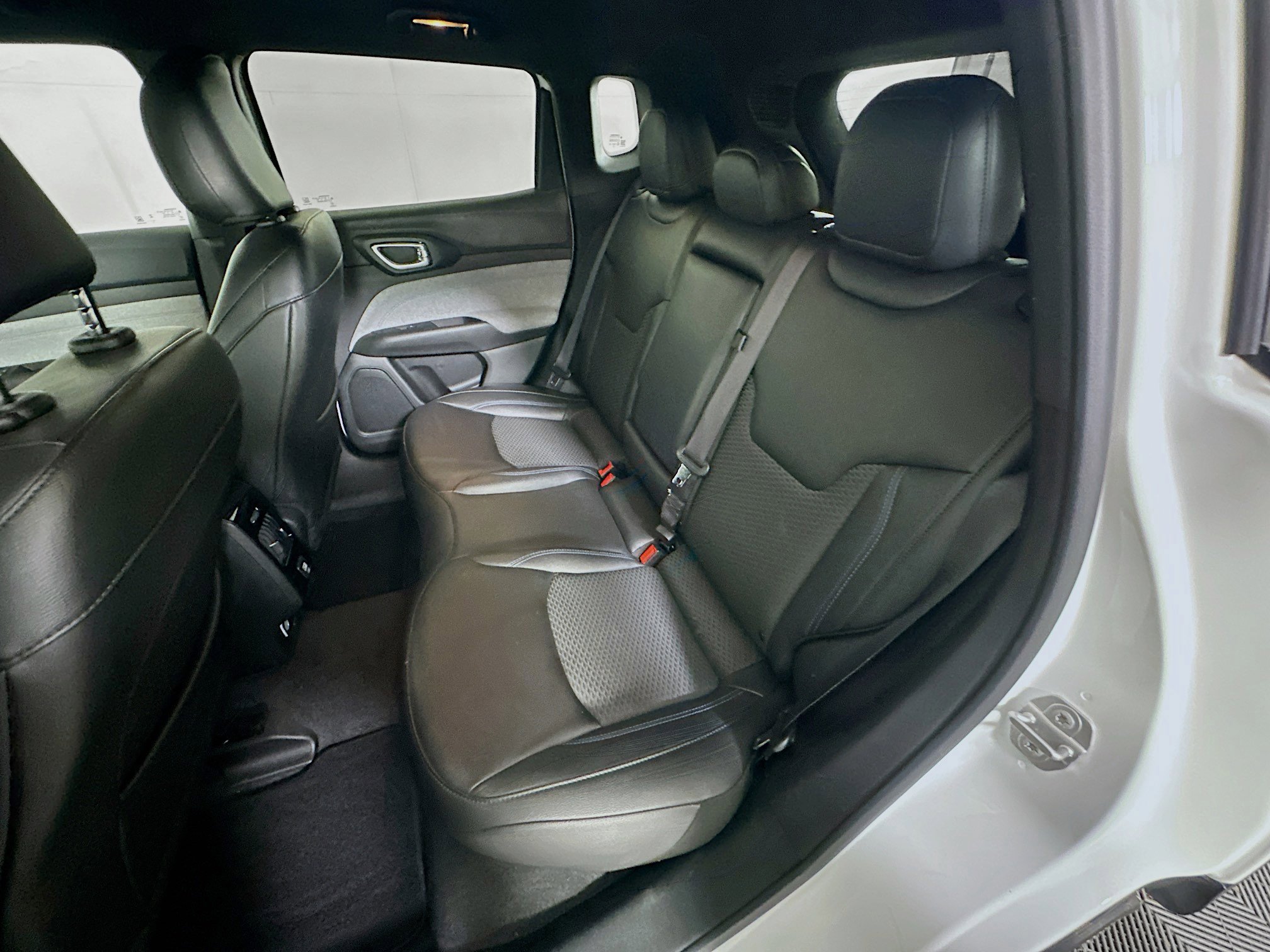 Used 2025 Jeep Compass Latitude image 25