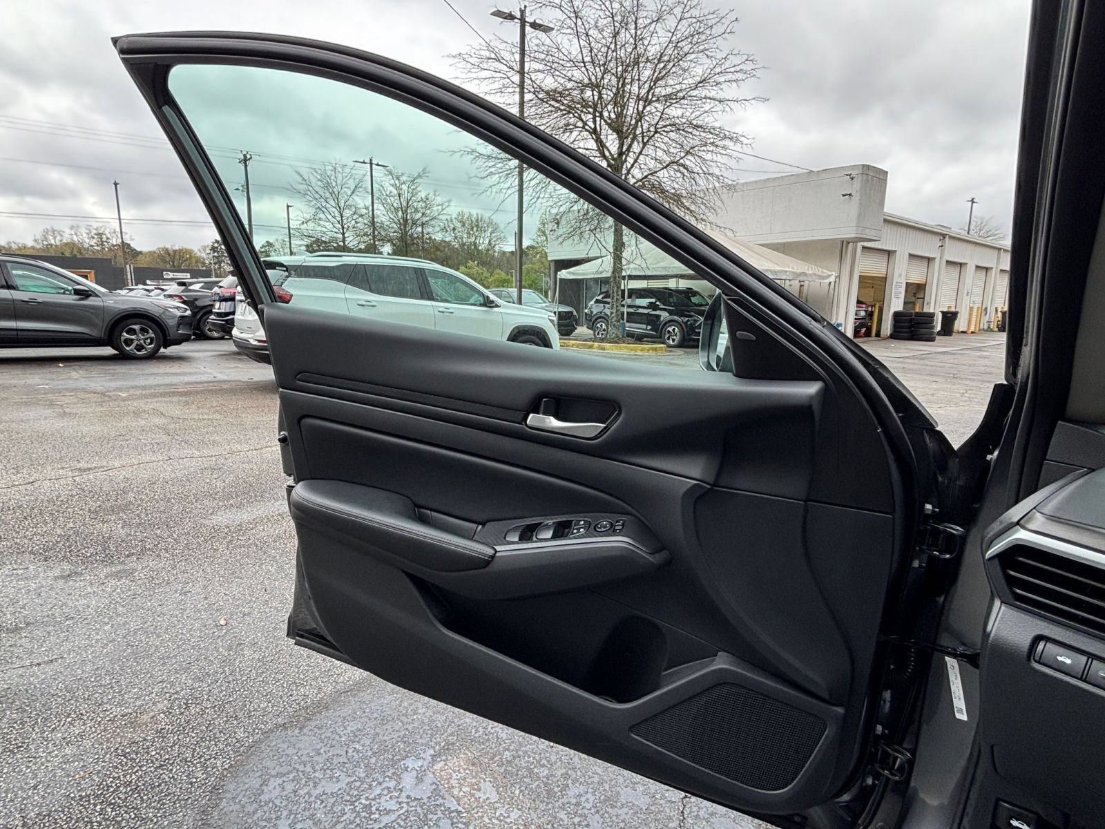 Used 2025 Nissan Altima 2.5 SV FWD image 18