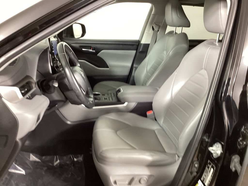 Used 2022 Toyota Highlander XLE AWD/4WD image 29