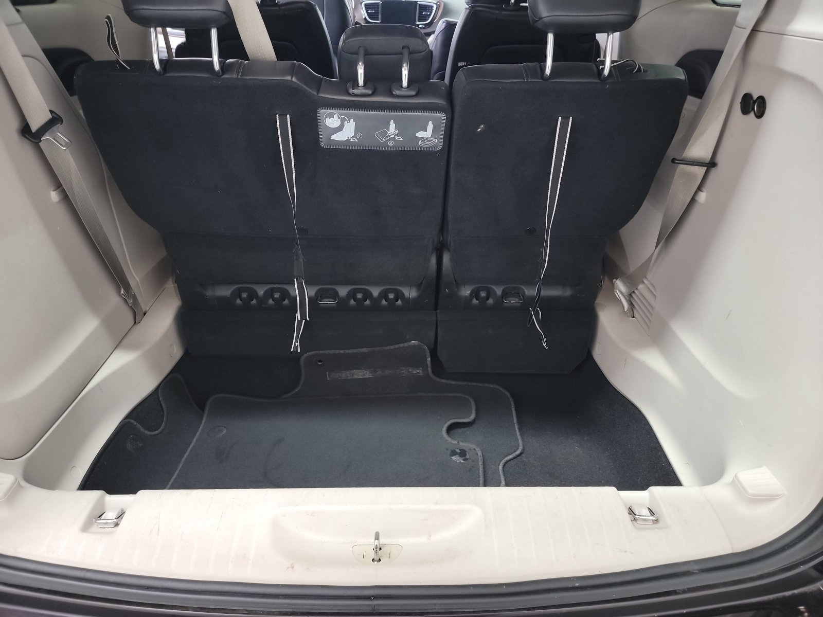 Used 2017 Chrysler Pacifica Touring-L FWD image 25
