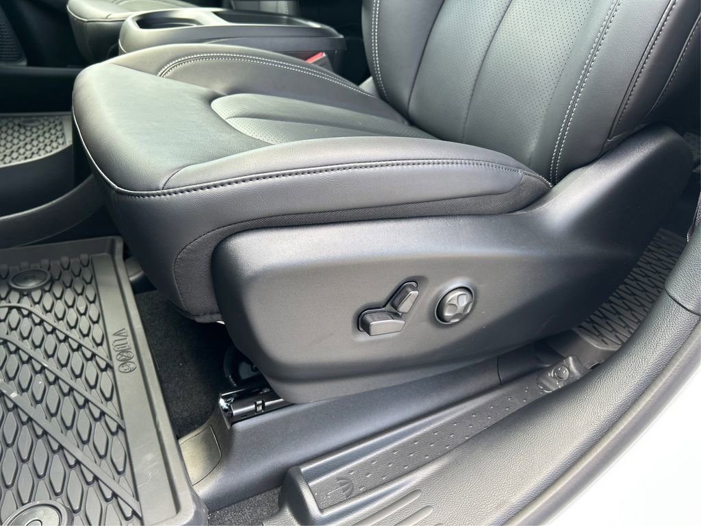 New 2025 Chrysler Voyager LX image 37