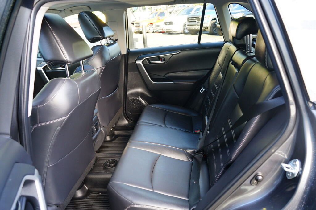 Used 2021 Toyota RAV4 XLE Premium image 11