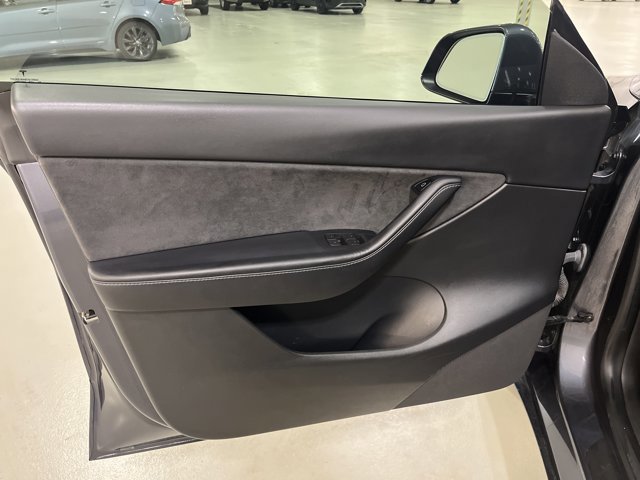 Used 2022 Tesla Model Y Long Range image 18