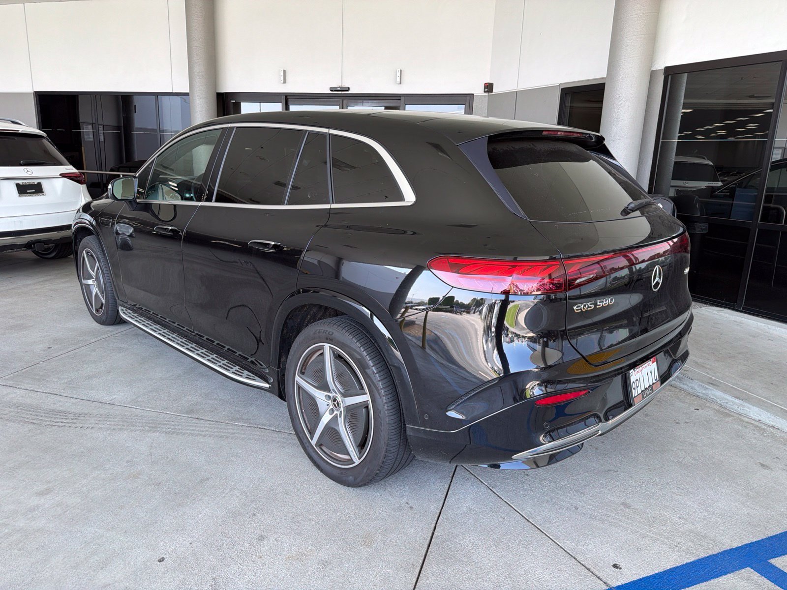 Used 2024 Mercedes-Benz EQS 580 4MATIC SUV w/ Exclusive Trim Package image 4