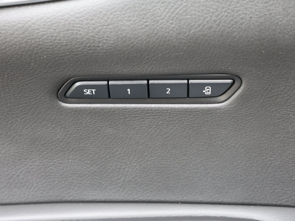 Used 2025 Cadillac XT6 Luxury FWD image 14