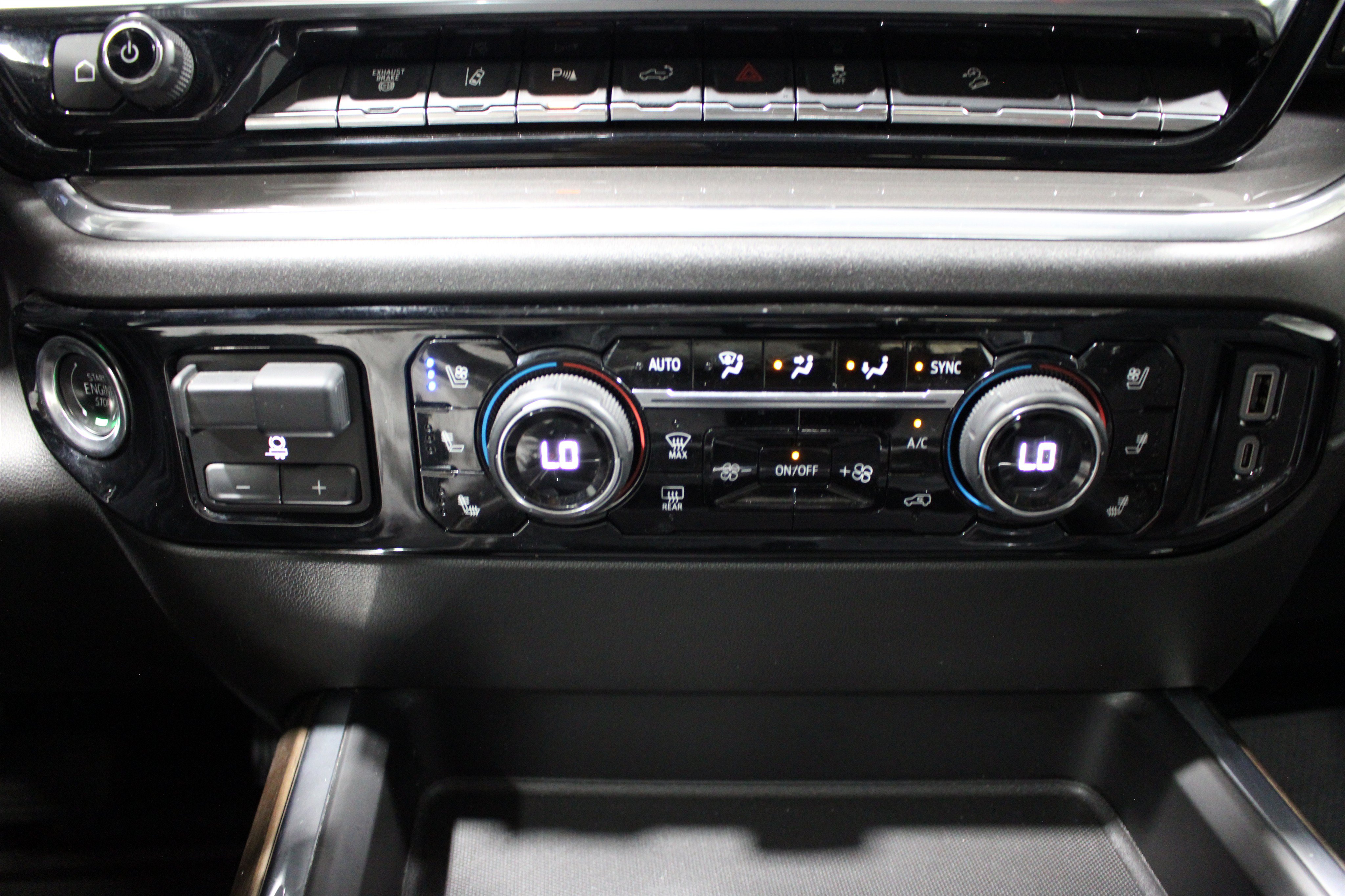 Used 2024 Chevrolet Silverado 2500 High Country w/ High Country Premium Package AWD/4WD image 18