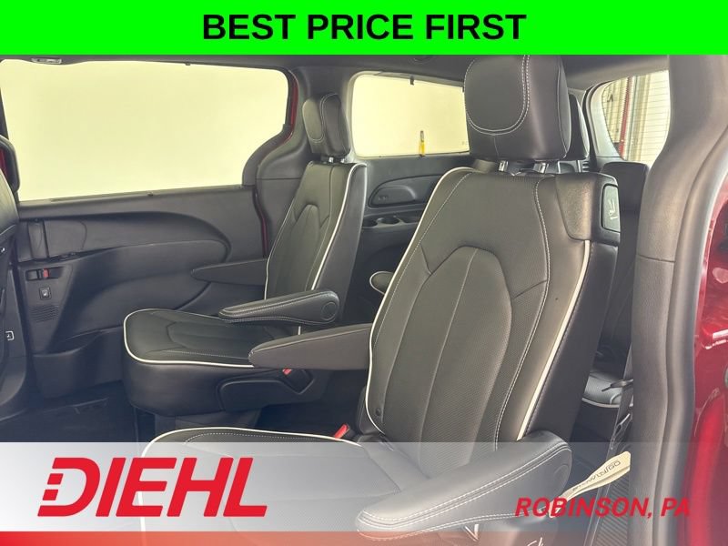New 2027 Chrysler Pacifica Limited w/ Family Tech Group AWD/4WD image 19