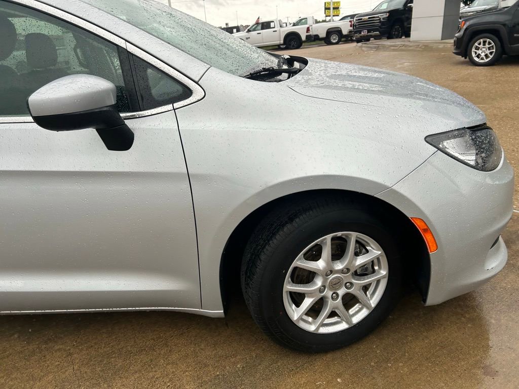 Used 2023 Chrysler Voyager LX image 2