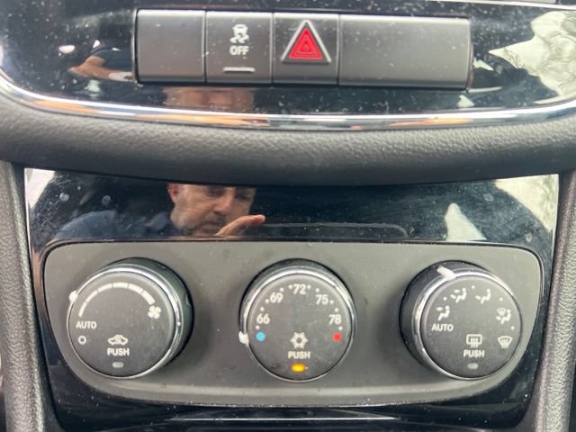 Used 2011 Chrysler 200 Touring FWD image 19