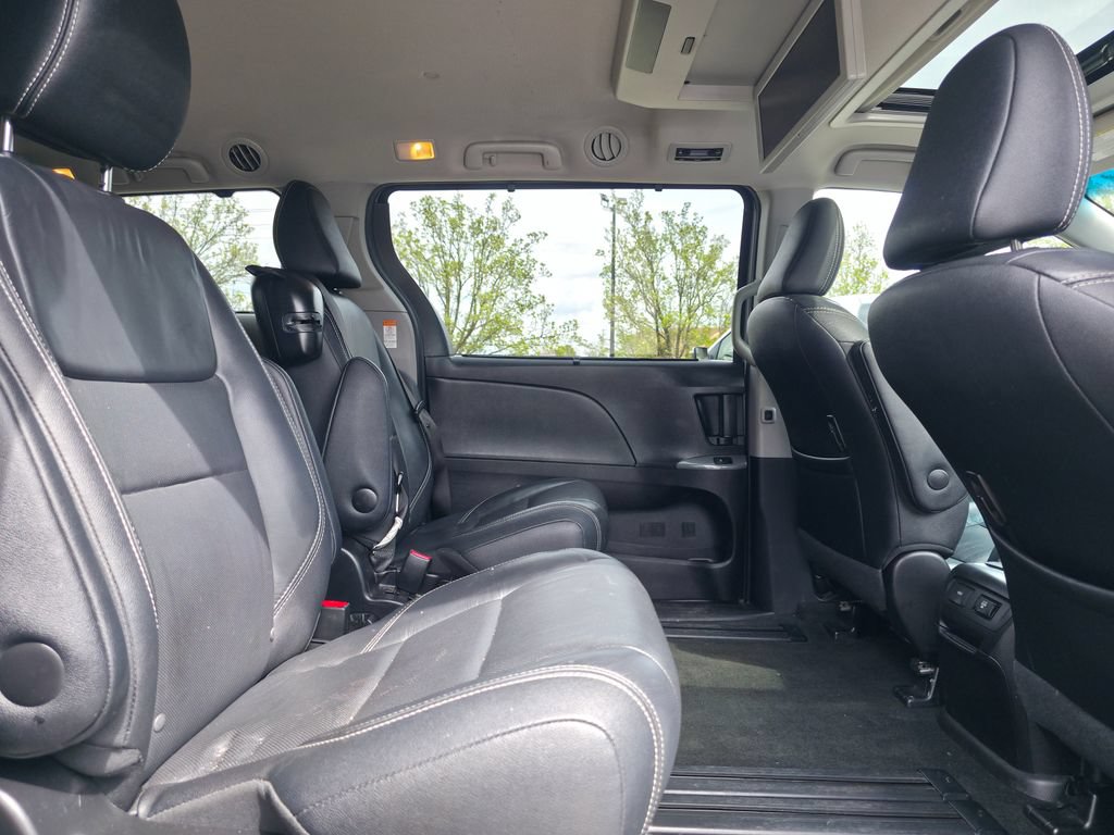 Used 2017 Toyota Sienna SE Premium FWD image 17