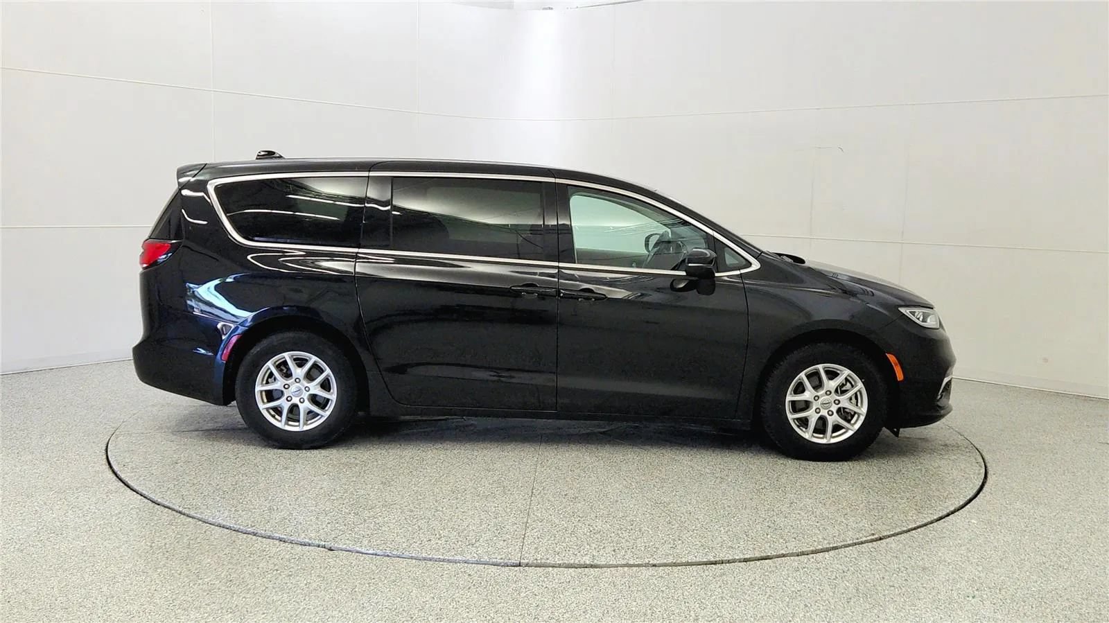Used 2023 Chrysler Pacifica Touring-L FWD image 8
