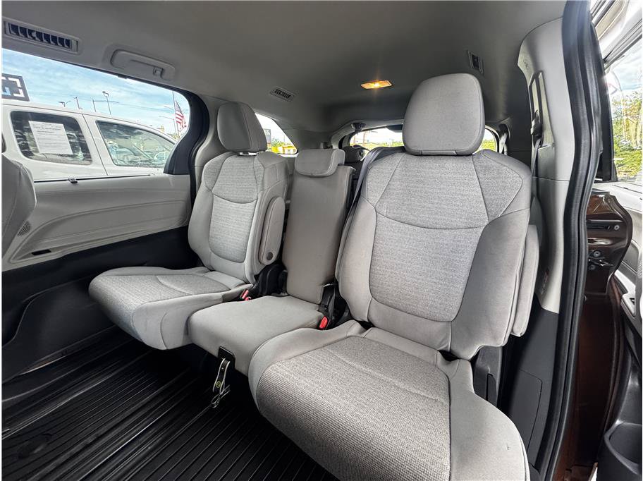 Used 2024 Toyota Sienna LE AWD/4WD image 16