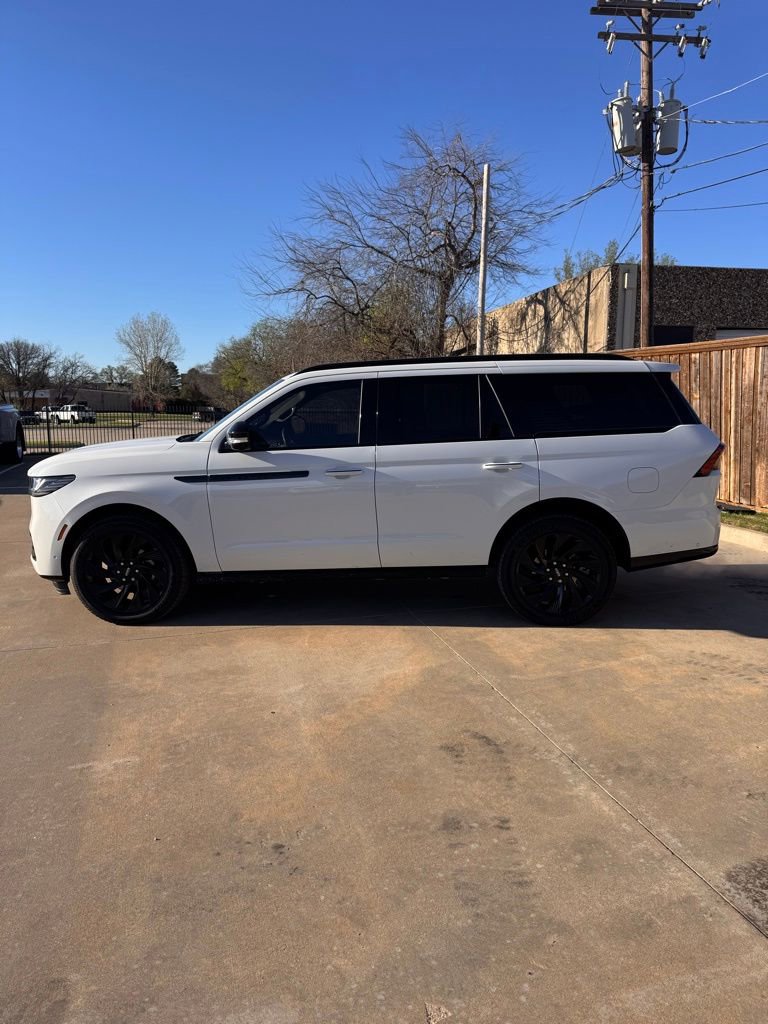 Used 2025 Lincoln Navigator Reserve w/ Jet Appearance Package image 4