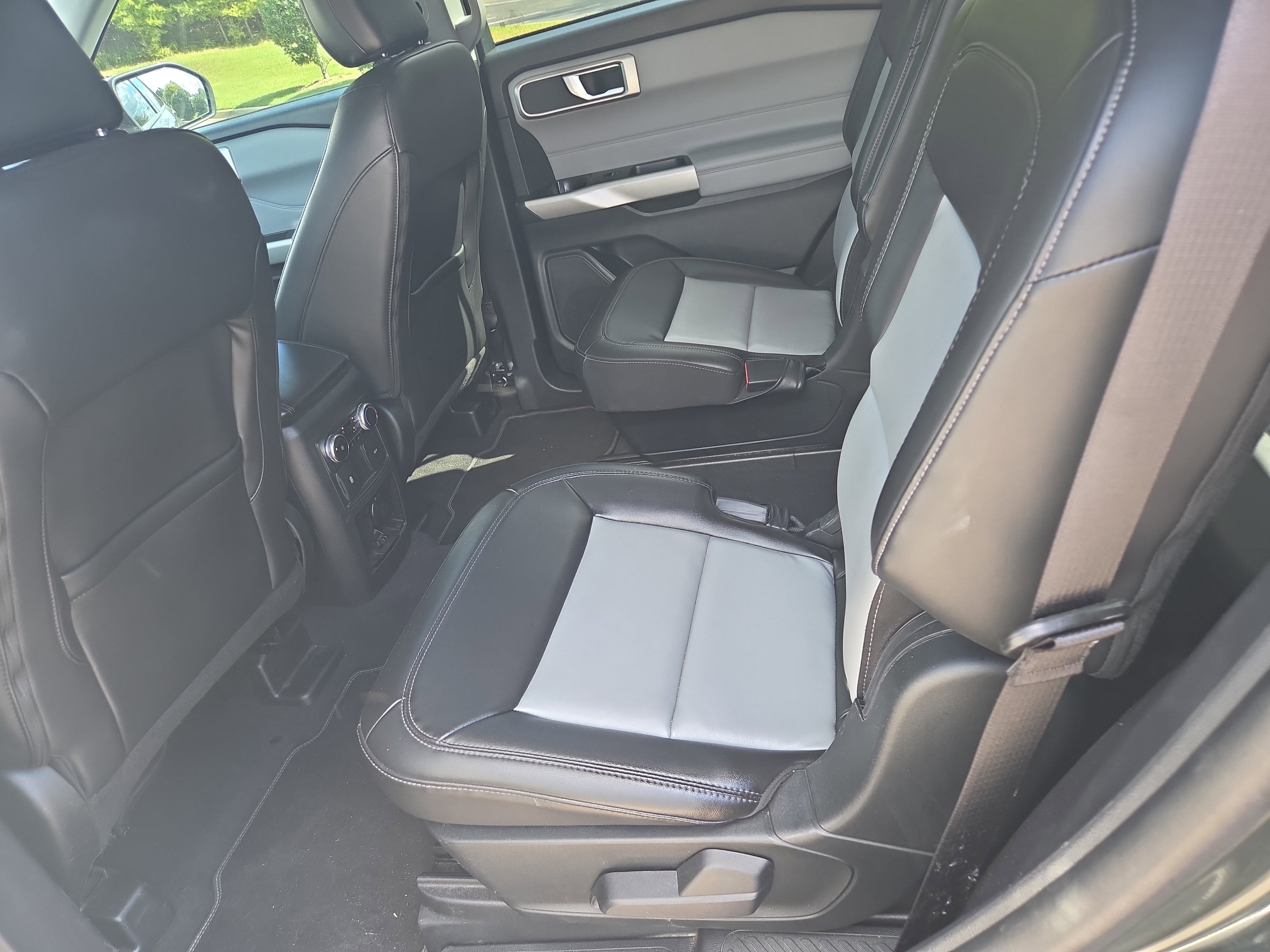 Used 2022 Ford Explorer XLT w/ Equipment Group 202A image 7