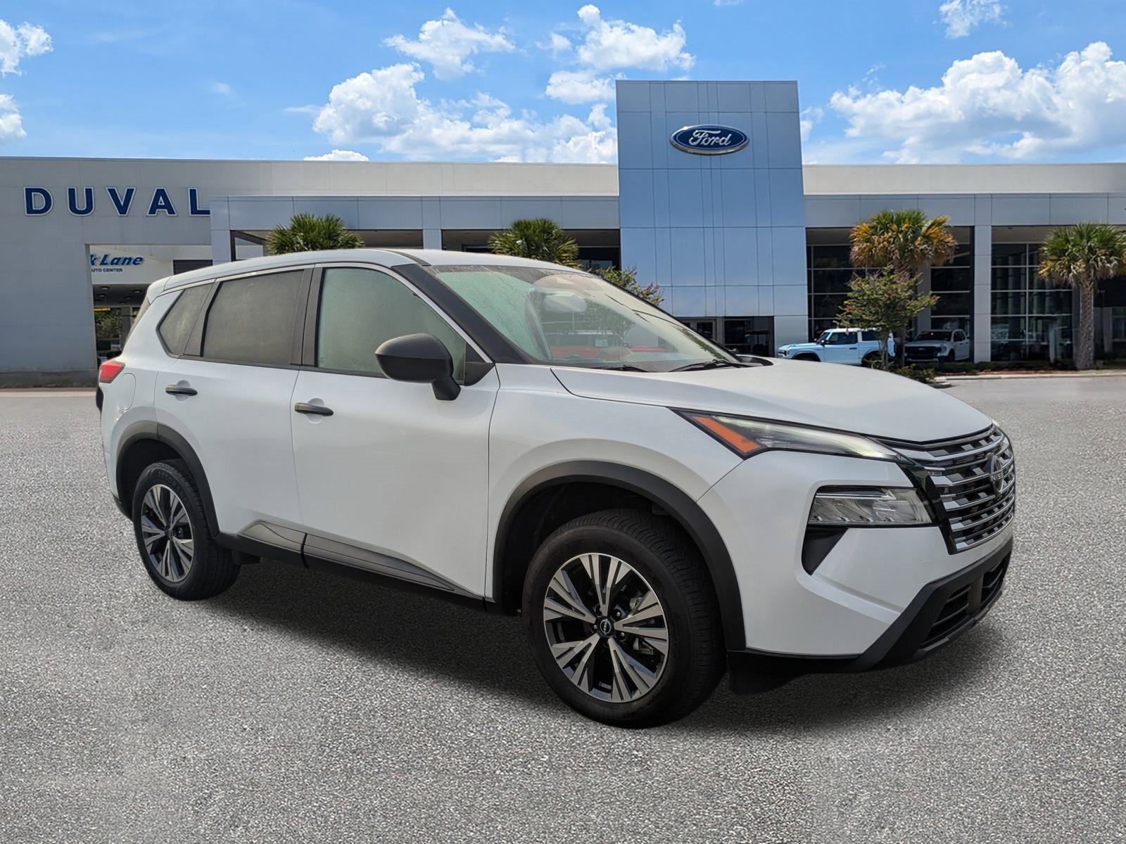 Used 2025 Nissan Rogue S image 2