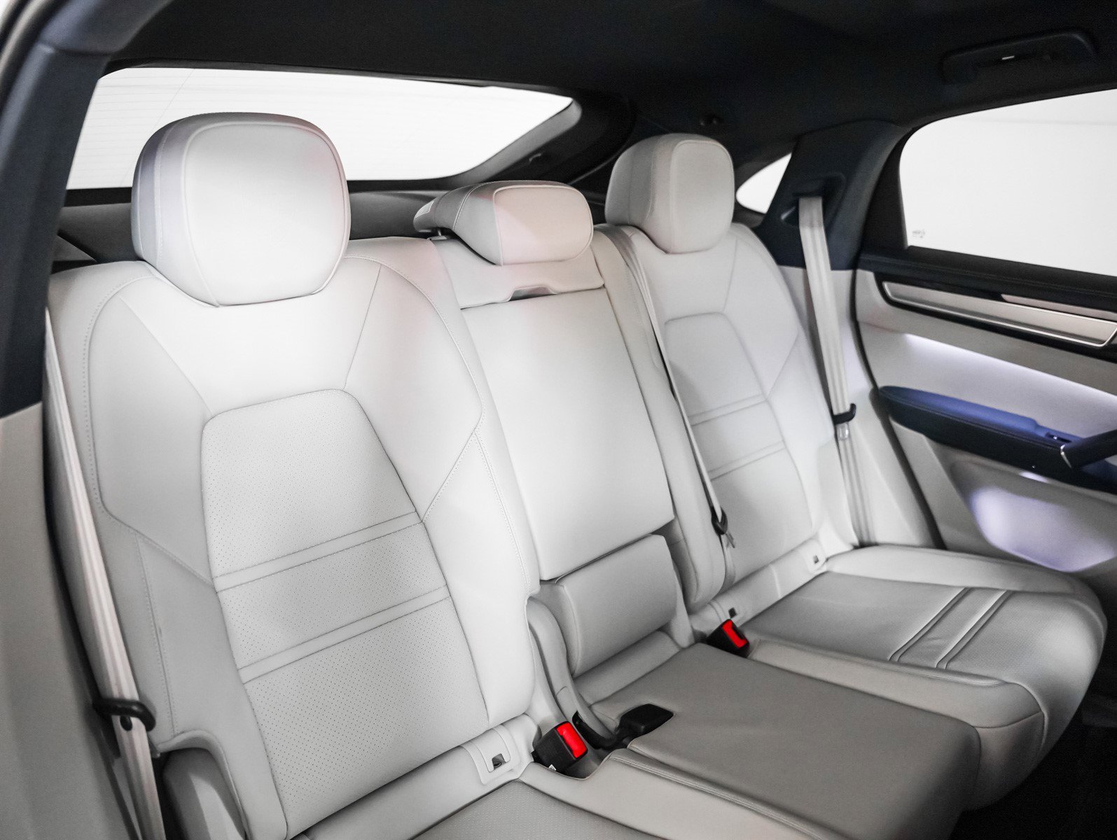 Used 2023 Porsche Cayenne Platinum Edition image 6