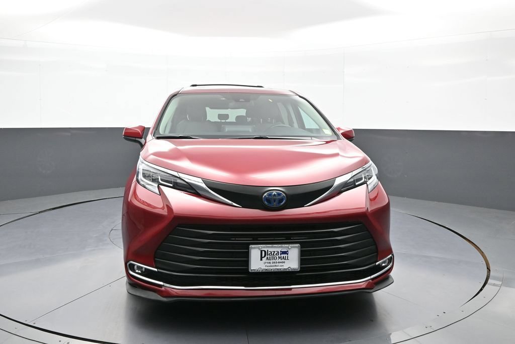 Certified 2022 Toyota Sienna XLE AWD/4WD image 2