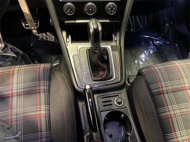 Used 2017 Volkswagen Golf S image 27