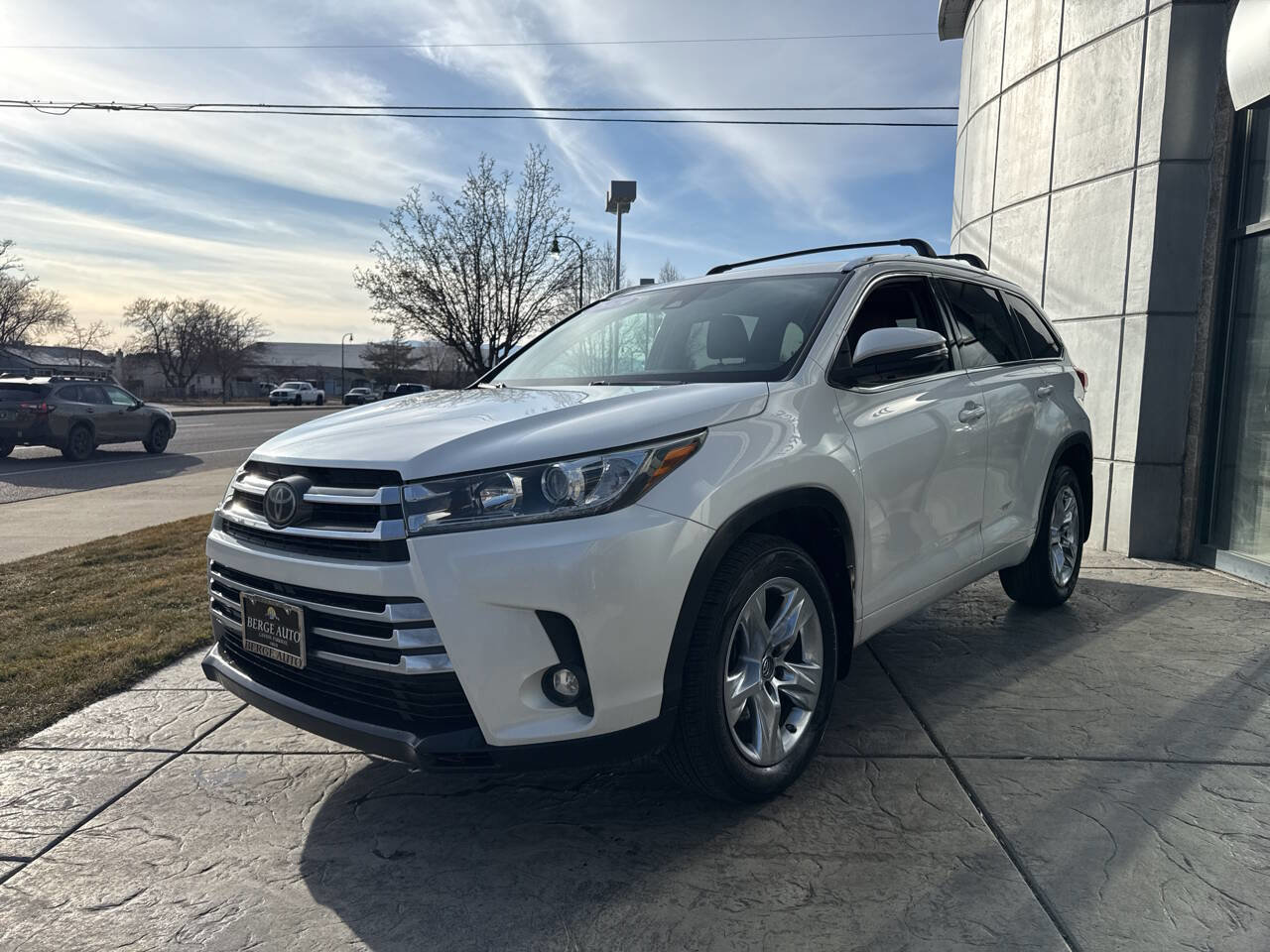 Used 2019 Toyota Highlander Limited AWD 4dr SUV image 3