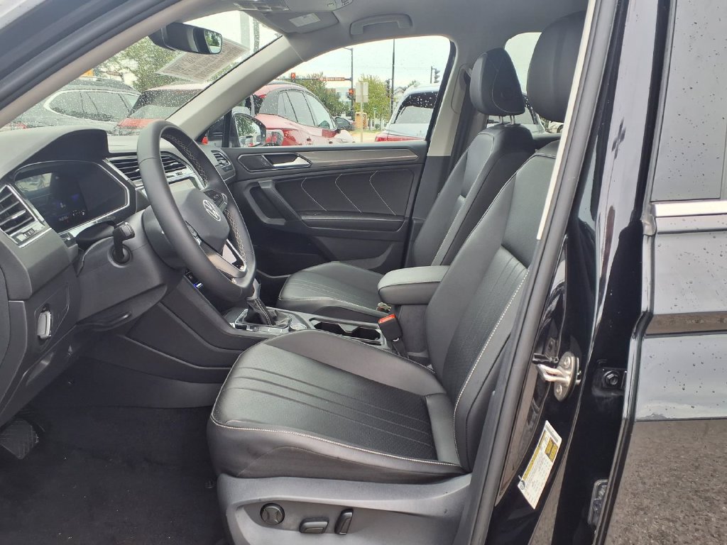 Used 2023 Volkswagen Tiguan SE AWD/4WD image 13